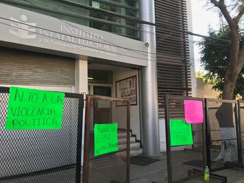 Trabajadores del IEEPCO, cumplen más de 15 horas retenidos