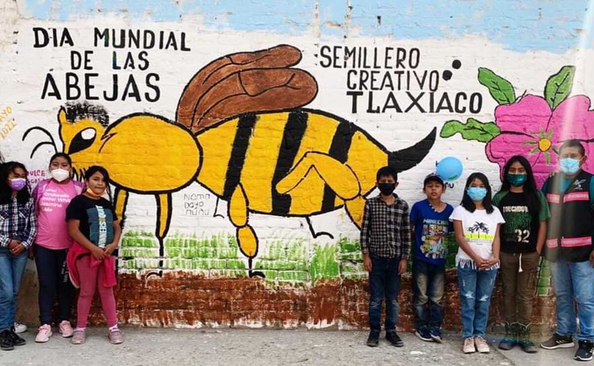 Niños, niñas y jóvenes crearon un mural en Tlaxiaco, Oaxaca, para crear conciencia sobre la importancia de las abejas. Foto: Juana García