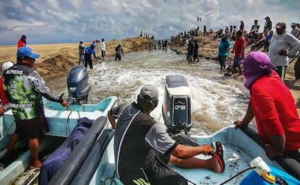Bloquean pescadores ikoots la carretera Panamericana en Oaxaca; piden liberación de 16 mdp
