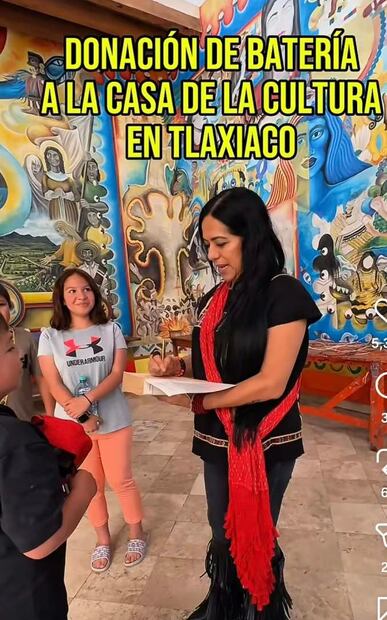 Lila Downs dona bateria de su difunto esposo a la Casa de la Cultura de Tlaxiaco, Oaxaca. Foto: IG@liladowns