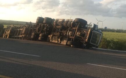Fuertes vientos vuelcan vehículo de carga en La Ventosa; es el primero de la temporada