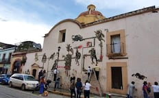 INAH libera de pegotes al ExConvento del Carmen Bajo, monumento histórico de Oaxaca; colectivo urbano los colocó