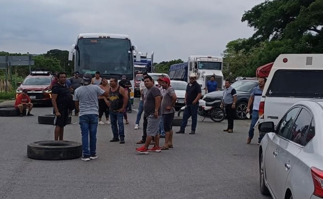 Pobladores de Chivela bloquean la carretera Transístmica de Oaxaca. Foto: Especial