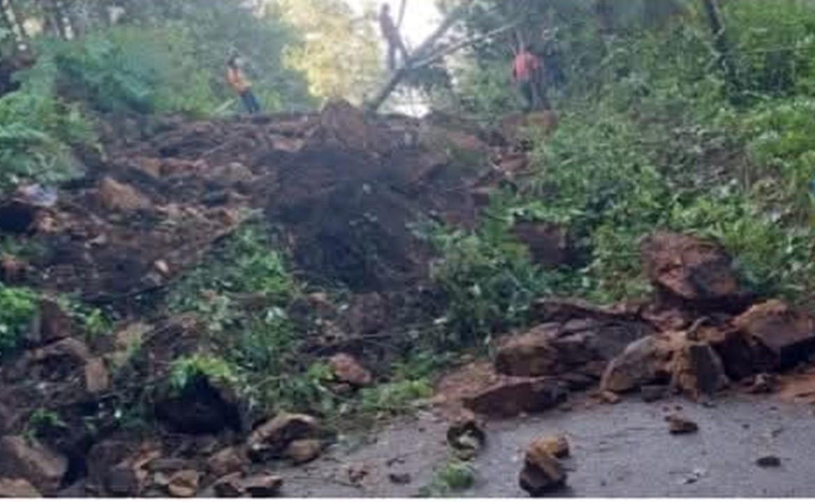 Mueren 3 personas tras derrumbe de vivienda por reblandecimiento de tierra en San Agustín Loxicha, Oaxaca