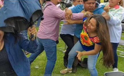 Vuelan sillazos en Guelaguetza de la Sección 22 en Oaxaca; culpan a diputado federal de Morena