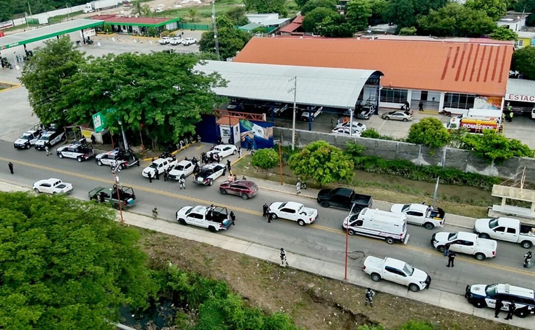 Fuerzas federales y estatales toman control de la Policía Municipal de Juchitán. Fotos: Especiales