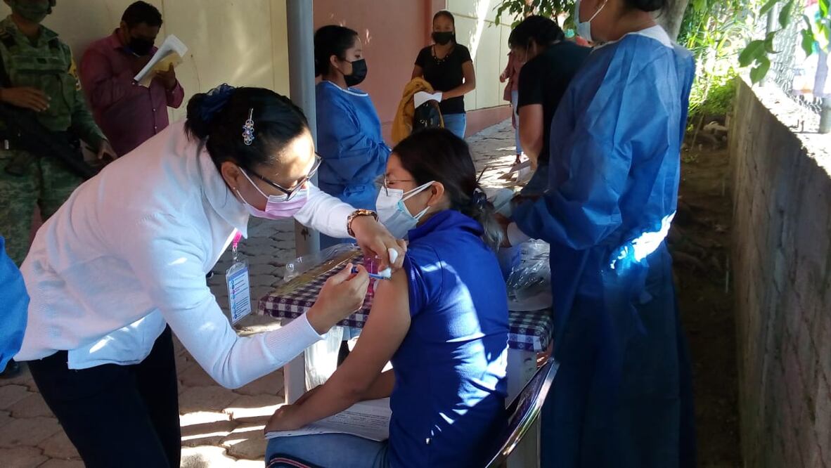 Se han aplicado 873 mil 401 vacunas en Oaxaca, reporta SSO; hubo 43 muertos esta semana