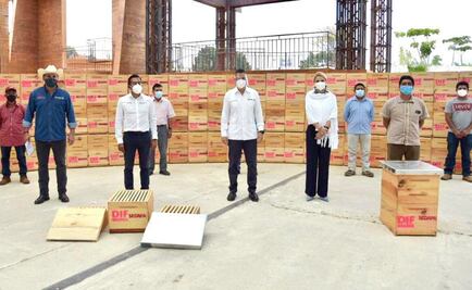 Entrega Murat apoyos a 25 apicultores de la Sierra Sur, afectados por el sismo de 7.4