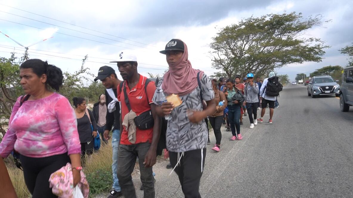 Se dispersa grupo de 700 migrantes que cruzaba Oaxaca; un centenar se entrega al INM. Fotos: Rusvel Rasgado