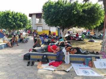 Piden a migrantes de caravana entregarse al INM; gobierno de Oaxaca dice que son “hostiles”