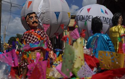Se llenan otra vez calles de Oaxaca de fiesta y folclor