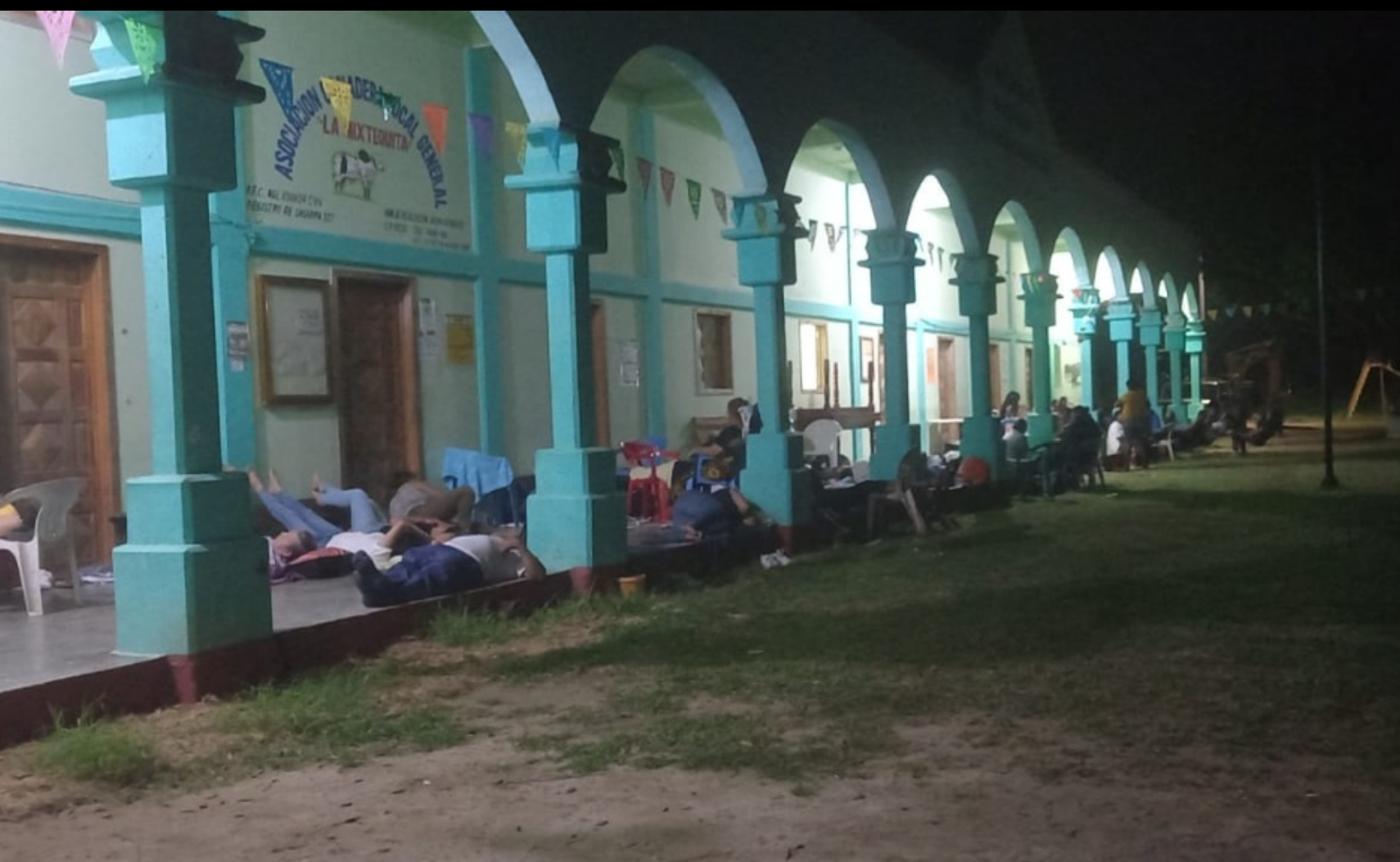 Maestros retenidos en Oaxaca claman auxilio de autoridades; es un conflicto intramunicipal, señala gobierno