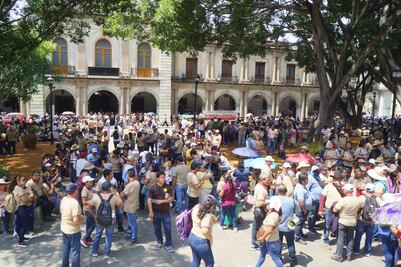 Jubilados de la Sección 22 advierten toma del Palacio de Gobierno de Oaxaca si no los recibe Jara