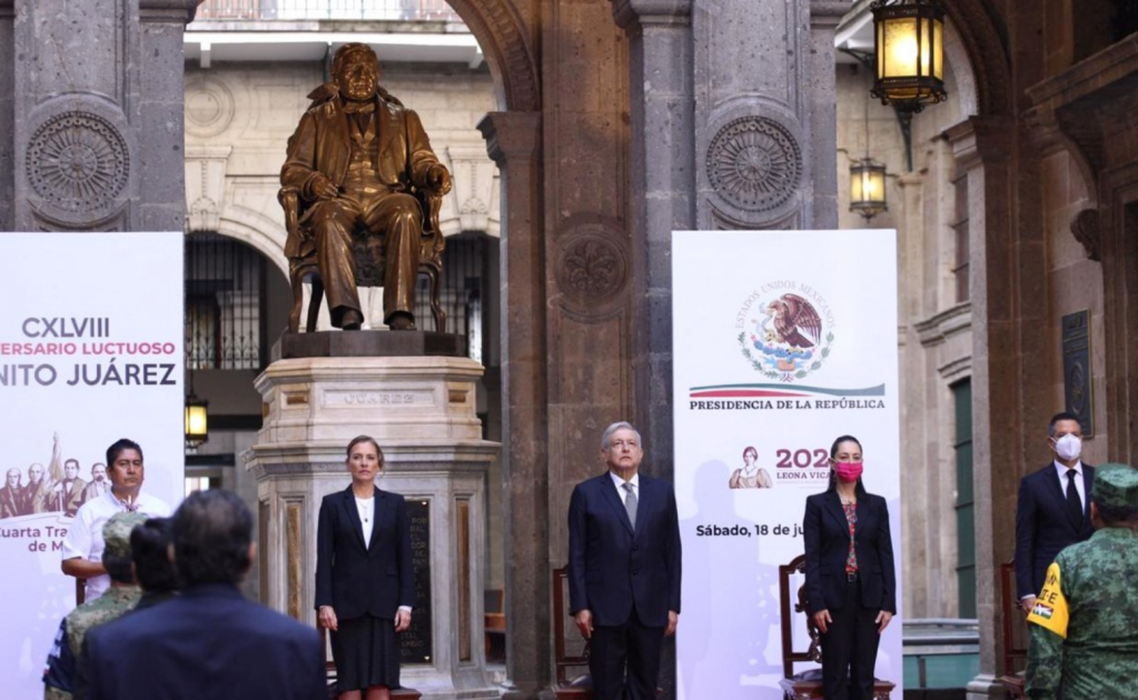 Encabezan AMLO y Murat ceremonia por 148 aniversario luctuoso de Benito Juárez