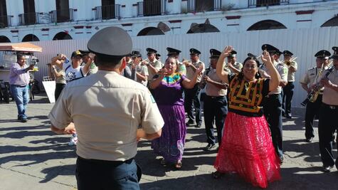 Ejército ameniza con música espacios públicos de Juchitán y Salina Cruz