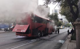 VIDEO: Se incendia autobús de pasajeros de Oaxaca mientras circulaba en avenida principal de la Ciudad de México