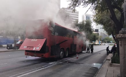 VIDEO: Se incendia autobús de pasajeros de Oaxaca mientras circulaba en avenida principal de la Ciudad de México