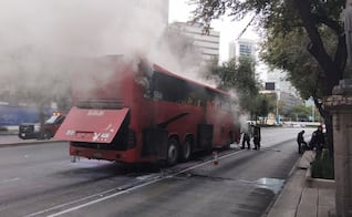 VIDEO: Se incendia autobús de pasajeros de Oaxaca mientras circulaba en avenida principal de la Ciudad de México