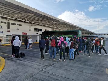 Normalistas impiden acceso a terminal de primera clase; se oponen a reforma educativa