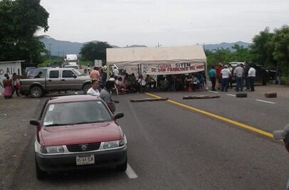 Sección 22 bloquea Panamericana por segundo  día; exige cerrar módulos del SITEM
