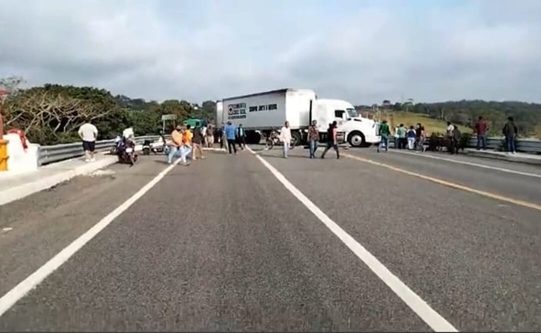 Afectados por fuga de amoniaco en Donají, Oaxaca, vuelven a huir de sus casas; exigen a Pemex sellar el ducto. Foto: Especial