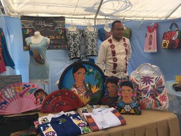 Artesanos y emprendedores independientes instalan feria en zócalo de Tuxtepec