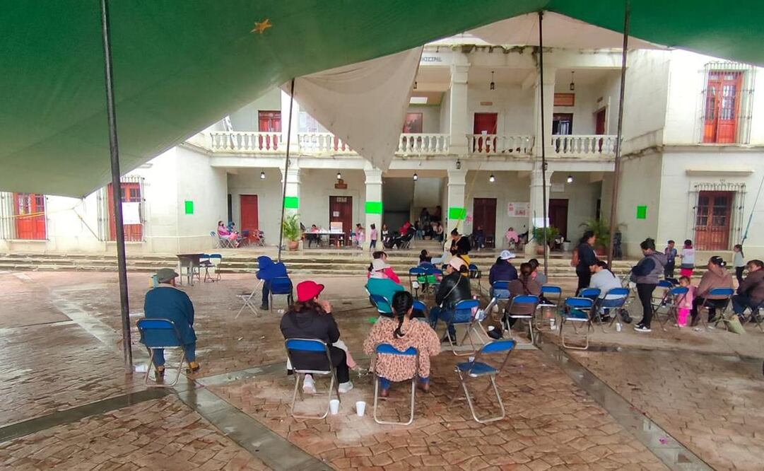 Pobladores toman palacio municipal de Reyes Etla, Oaxaca; exigen destitución de edil y cabildo. Foto: Especial