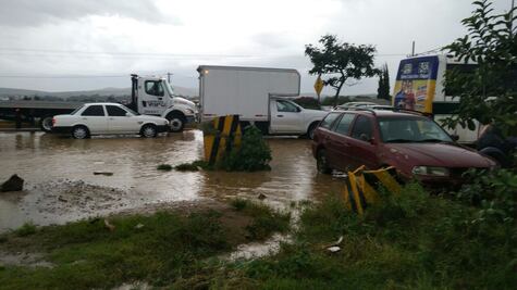 Se desborda tanque de agua e inunda fraccionamiento