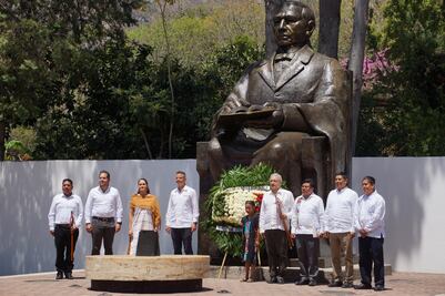 Sin ríos de gente como antes, AMLO celebra a Benito Juárez en Guelatao