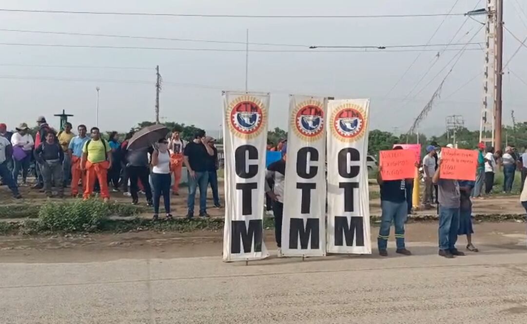 Obreros de CTM protestaron contra Pemex frente a la refinería de Salina Cruz, Oaxaca. Foto: Captura de video