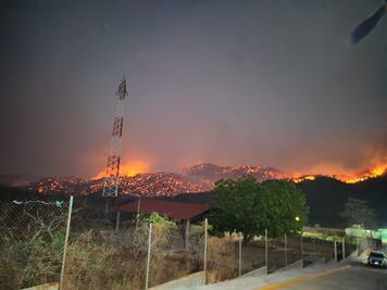 Reportan como “fuera de control” incendio forestal en Astata; hay otros 10 activos en el Istmo de Oaxaca