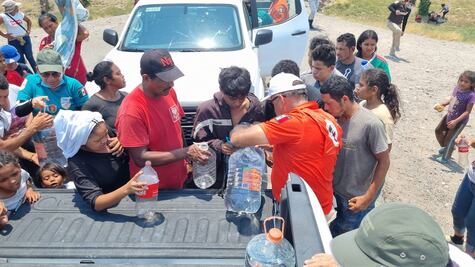 Altas temperaturas en carretera de Oaxaca dobla a miles del Viacrucis del Migrante antes de Tehuantepec