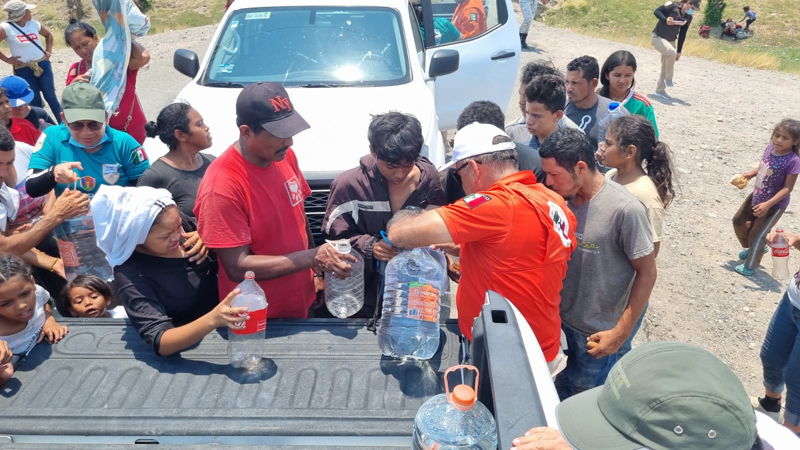Altas temperaturas en carretera de Oaxaca dobla a miles del Viacrucis del Migrante antes de Tehuantepec