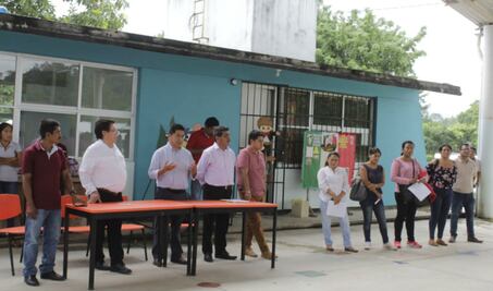 Asignan 5 docentes a comunidad indígena de Oaxaca que pedía educación digna