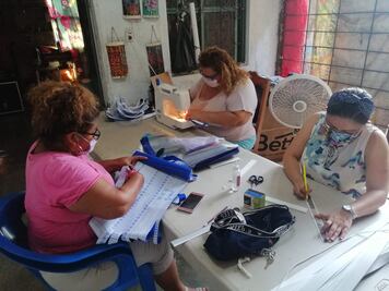 Emprendedoras zapotecas elaboran y regalan mascarillas al Hospital Civil de Juchitán