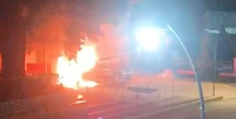 Incendian vehículos oficiales del ayuntamiento de Eloxochitlán de Flores Magón 