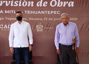 Murat y Obrador supervisan construcción de carretera Mitla-Tehuantepec, en Oaxaca