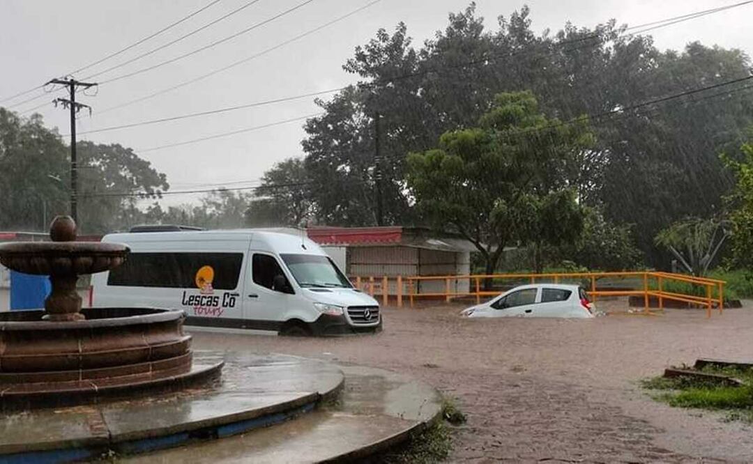 Tormenta eléctrica y fuertes lluvias en Valles Centrales de Oaxaca dejan daños en casas y mobiliario urbano. Fotos: Especiales