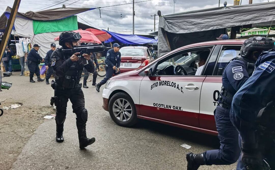 La policía estatal intervino para detener el conflicto entre ambas organizaciones. Foto: Edwin Hernández EL UNIVERSAL