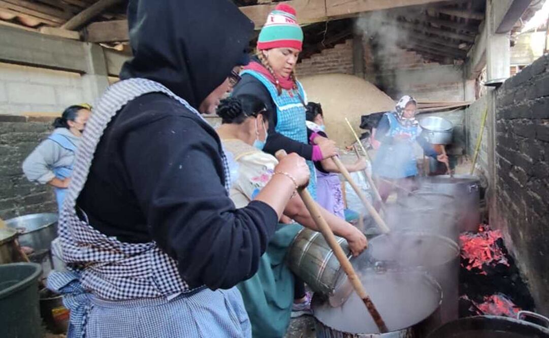 Más de 4 mil personas disfrutan el tradicional champurrado de fiestas patronales de Juxtlahuaca. Foto: Juana García