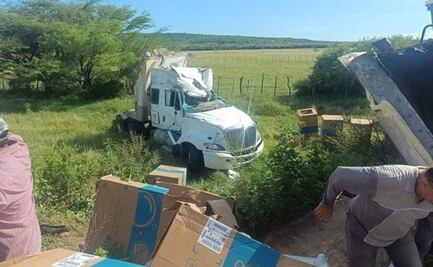 Vuelca en Oaxaca tráiler que transportaba lavadoras y se desata la rapiña hasta en cajas