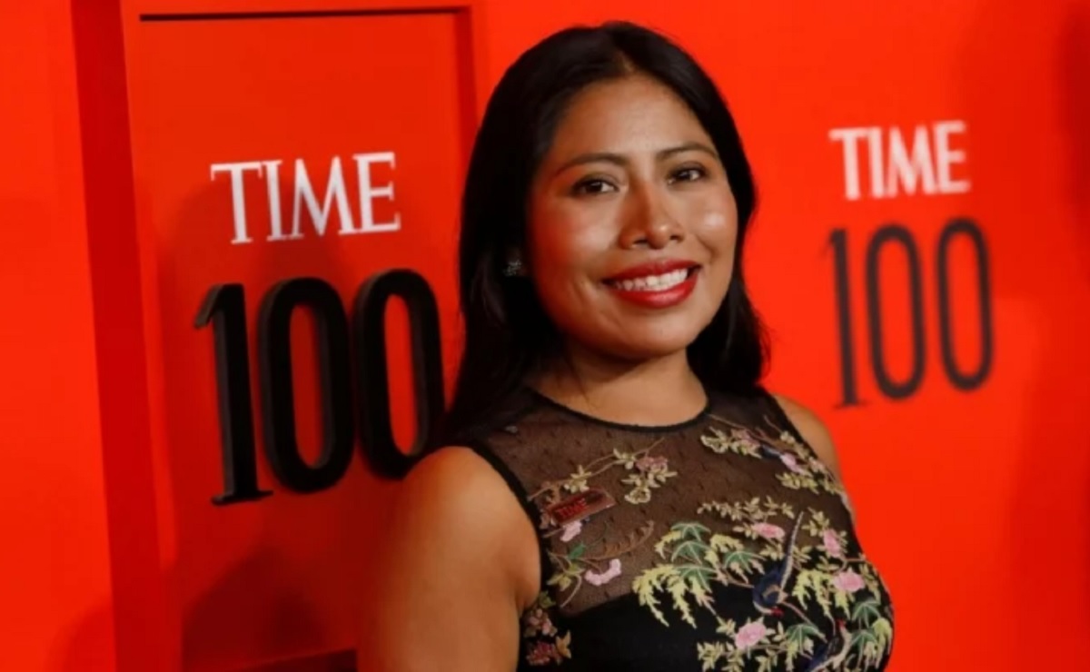 Yalitza Aparicio deslumbra con vestido bordado en alfombra roja de las 100 personas más influyentes del mundo