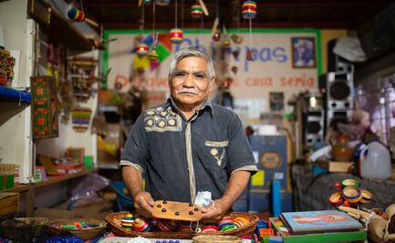 Con juegos ancestrales de madera como El coyote y las gallinas, un artesano rescata esencia de Oaxaca
