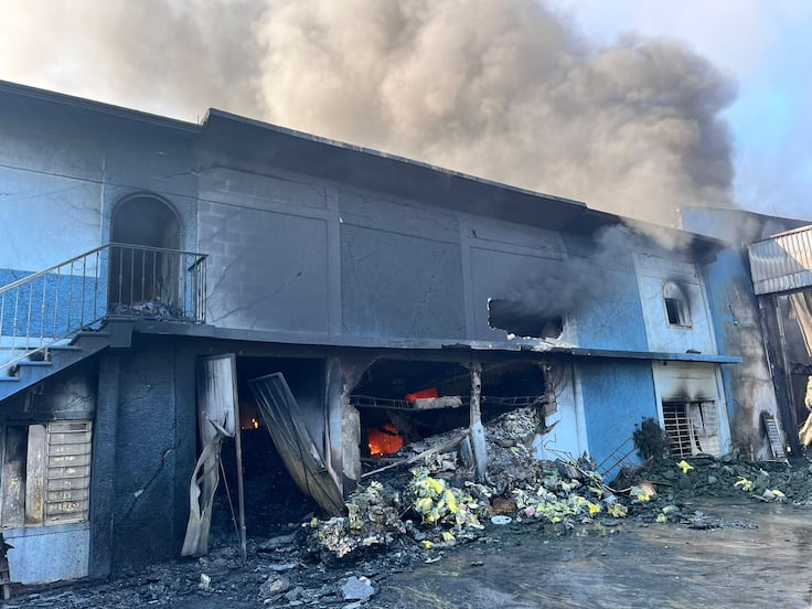 Tres personas intoxicadas y gran contaminación deja incendio de almacén de unicel en Tehuantepec