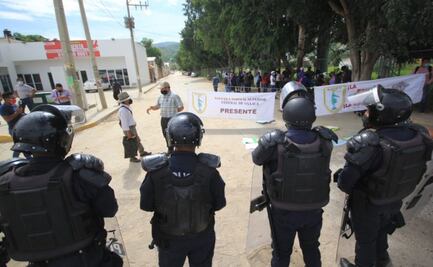 Con operativo policial, frustran bloqueo de normalistas en crucero del Aeropuerto Internacional de Oaxaca