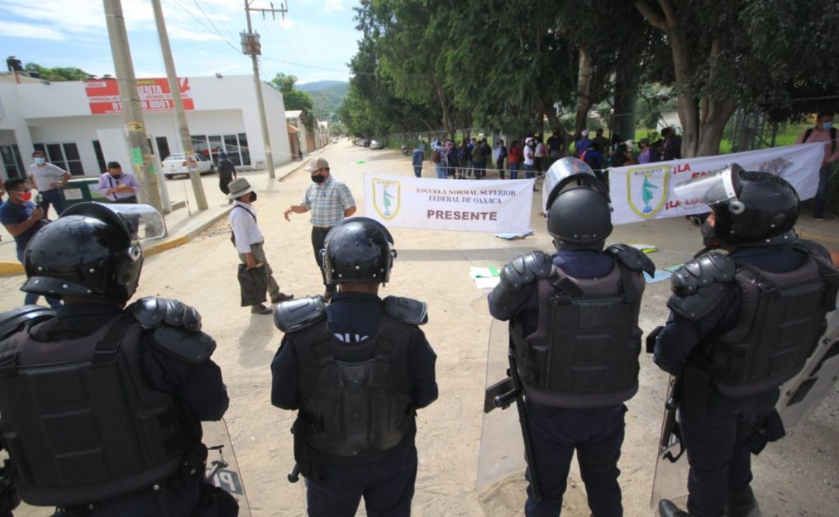 Con operativo policial, frustran bloqueo de normalistas en crucero del Aeropuerto Internacional de Oaxaca