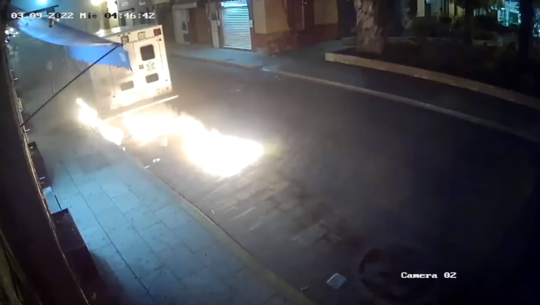 VIDEO. Prenden fuego a ambulancia en el Centro Histórico de la ciudad de Oaxaca