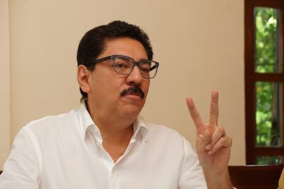 Llega Ulises Ruiz a Oaxaca y lo reciben con protesta
