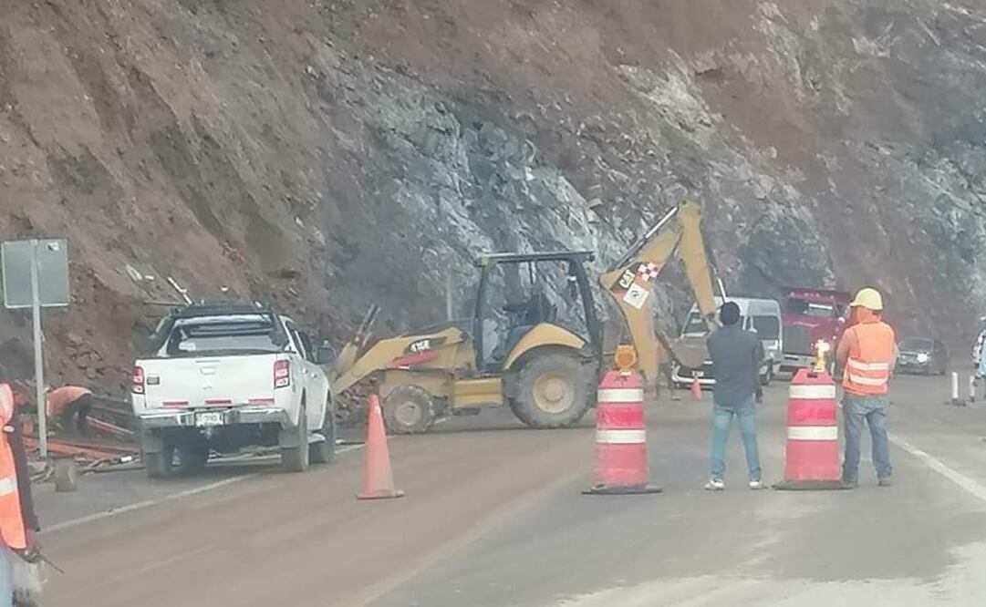 Carretera Oaxaca-Puerto Escondido sigue funcionando con un sólo carril tras daños por lluvias. Foto: Especial