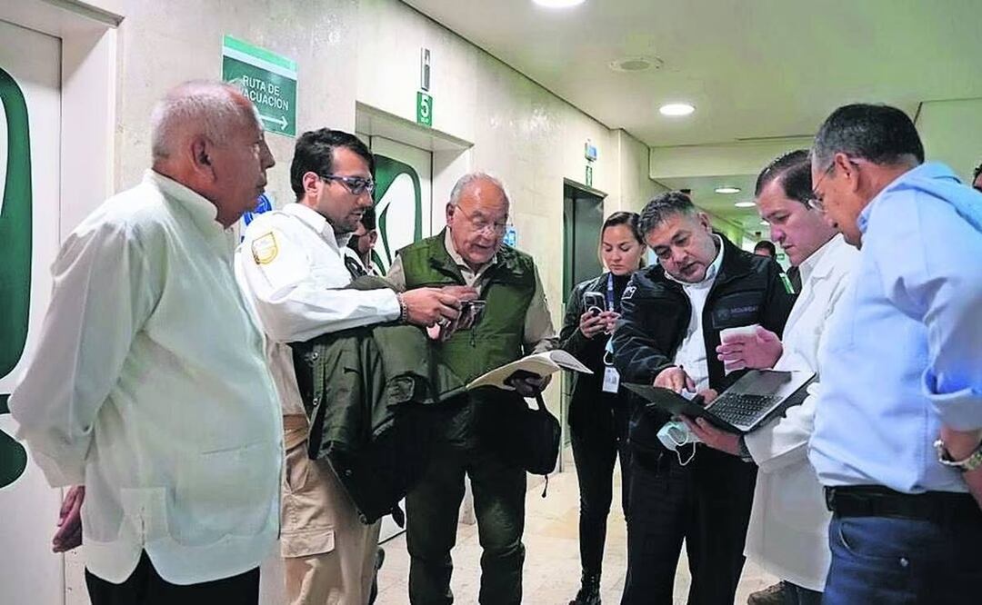 El INM publicó fotografías de Francisco Garduño (izq.) en un recorrido por hospitales donde atienden a los migrantes heridos. Foto: Tomada Twitter